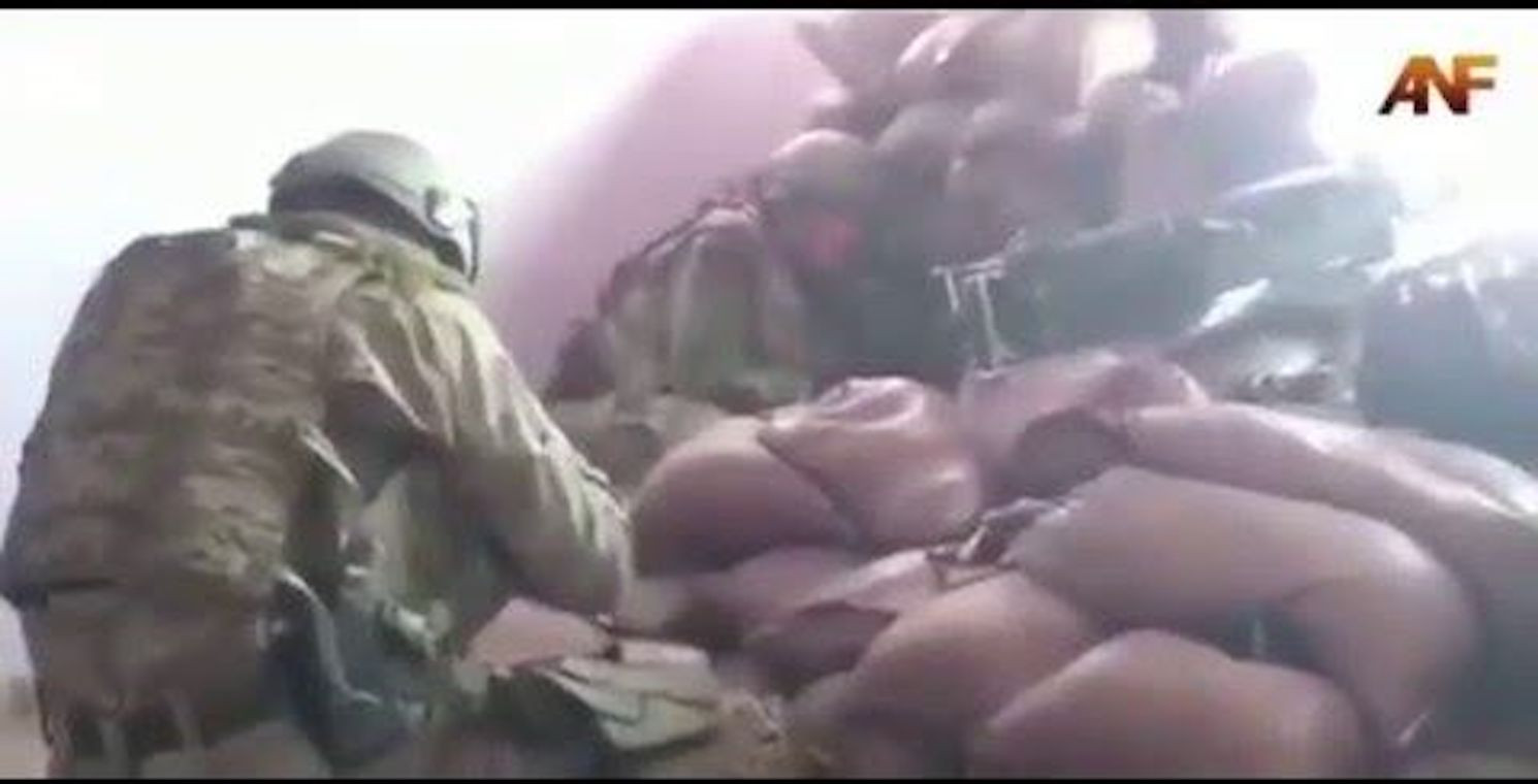 Μέχρι τελευταίας ρανίδος: Δείτε τον Κούρδο μαχητή που δεν εγκαταλείπει την μάχη εναντίον του ISIS (βίντεο)